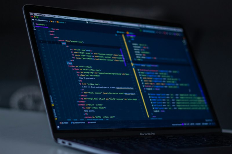 代码编辑器里的审查现场:AI 写的代码最终要经受过同一双人类眼睛(Unsplash / AltumCode)