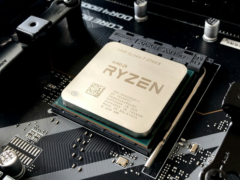 主板上的 CPU 特写，智能长程任务的算力底座