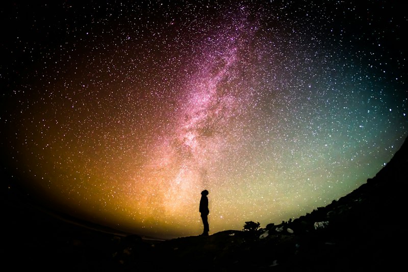 星空下仰望银河的孤独人影，长程智能仍需在不确定性中前行