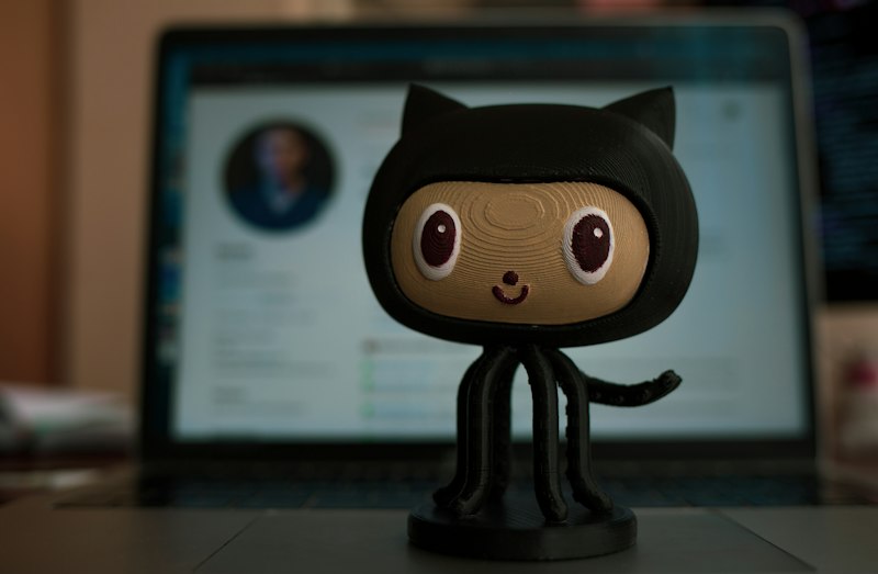 GitHub 的章鱼猫:每个 AI 生成的 PR,最终都要落到这套由人类维护的协作流程里(Unsplash / Felipe Contepomi)